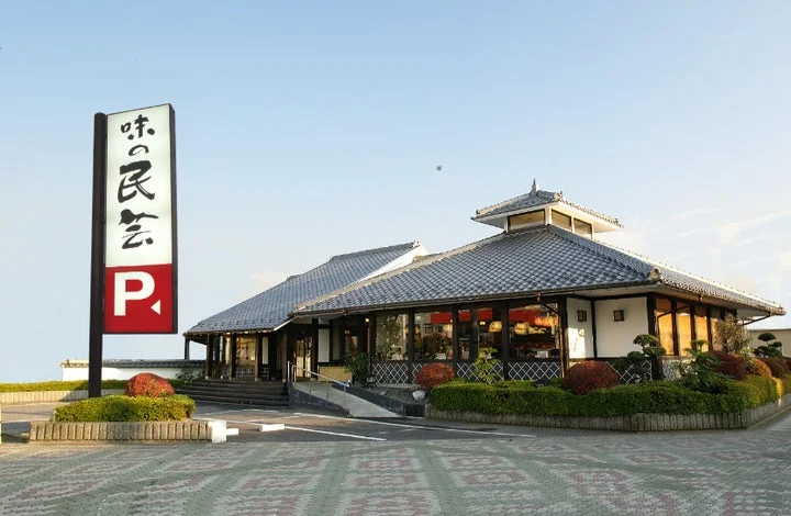 和風建築の店舗外観と「味の民芸」の看板