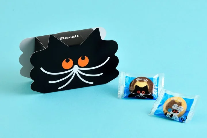 ねこちゃんの顔をかたどったビスケットのパッケージと個包装
