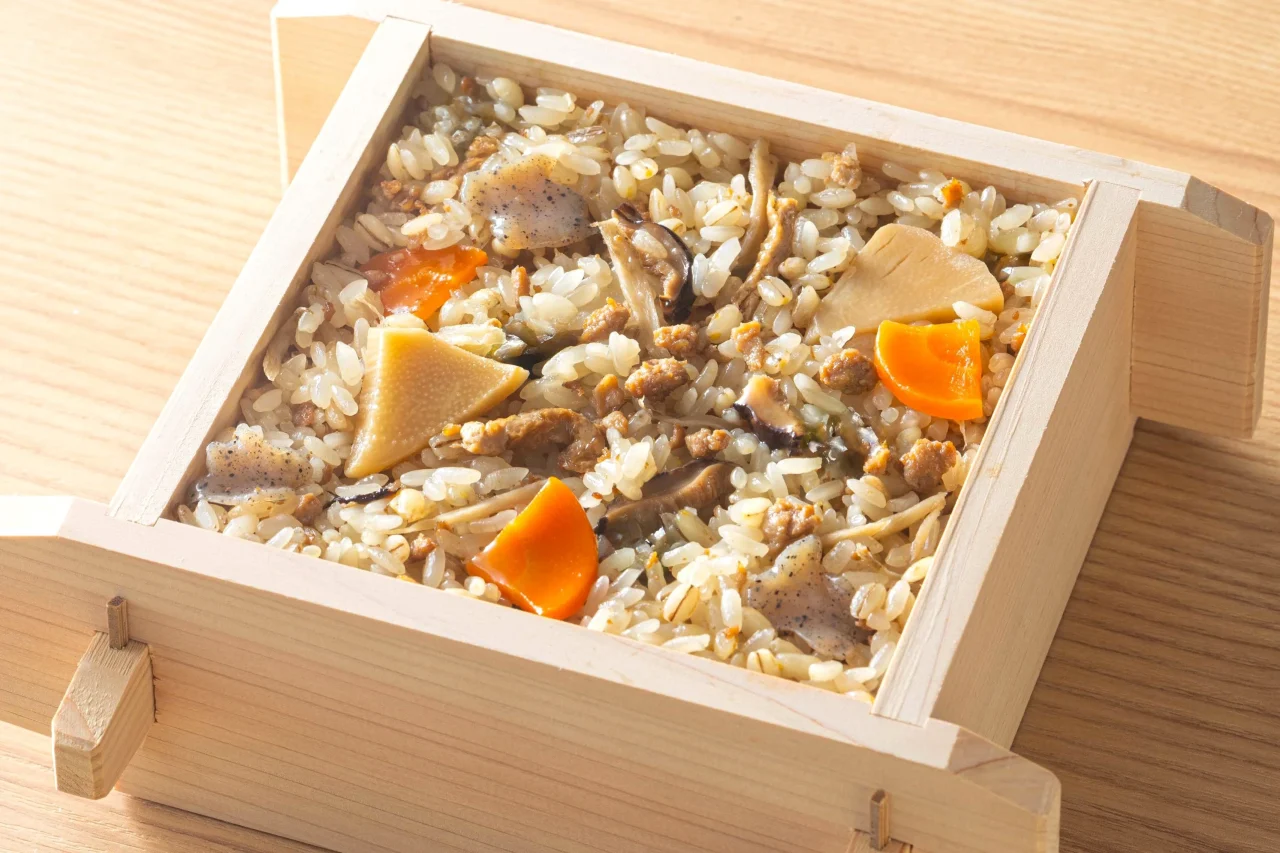 もち麦入り 栗豆おこわのせいろ盛り付け