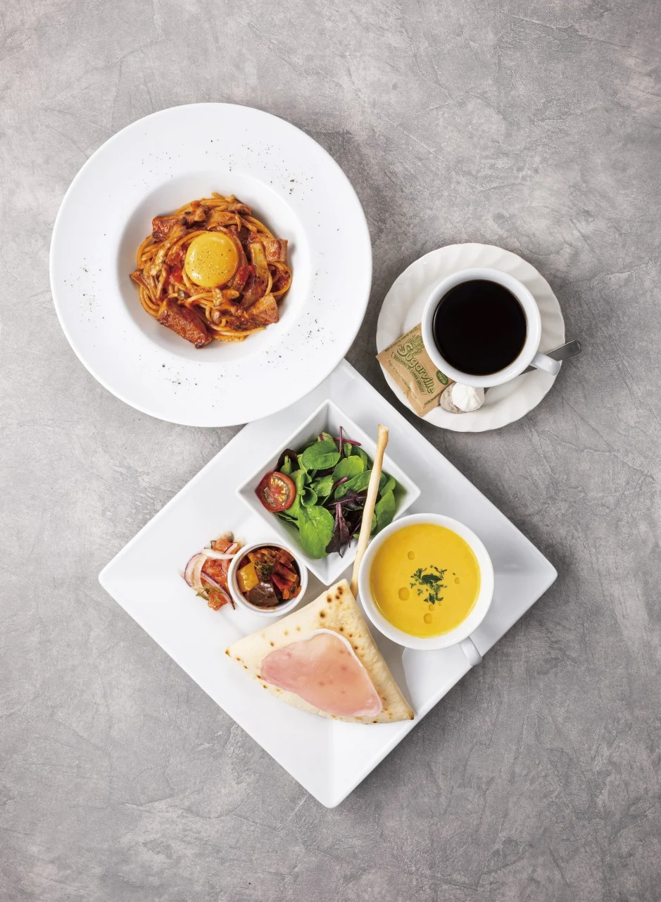 季節のピアットウニコ。パスタと前菜プレート、スープ、パン、ドリンクが並ぶ