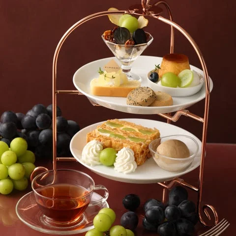 スタンドに乗せられた季節のアフタヌーンティーセット