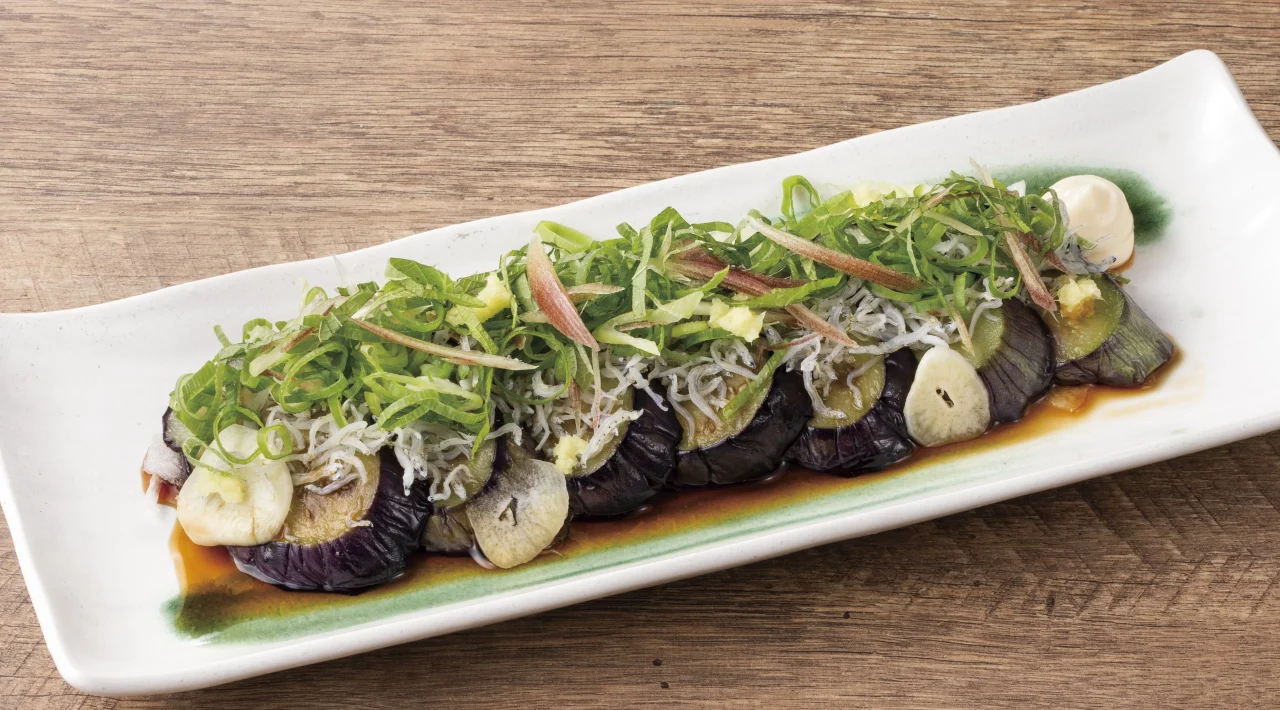 高知県名物！秋なすのたたき。なすに薬味を添えた料理
