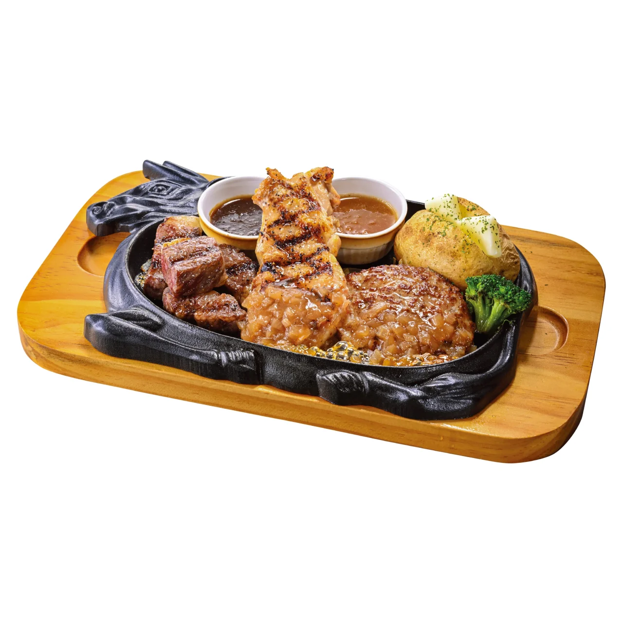 サーロインカットステーキのトリプルグリル。黒毛和牛サーロイン、グリルチキン、手ごねハンバーグを盛り付