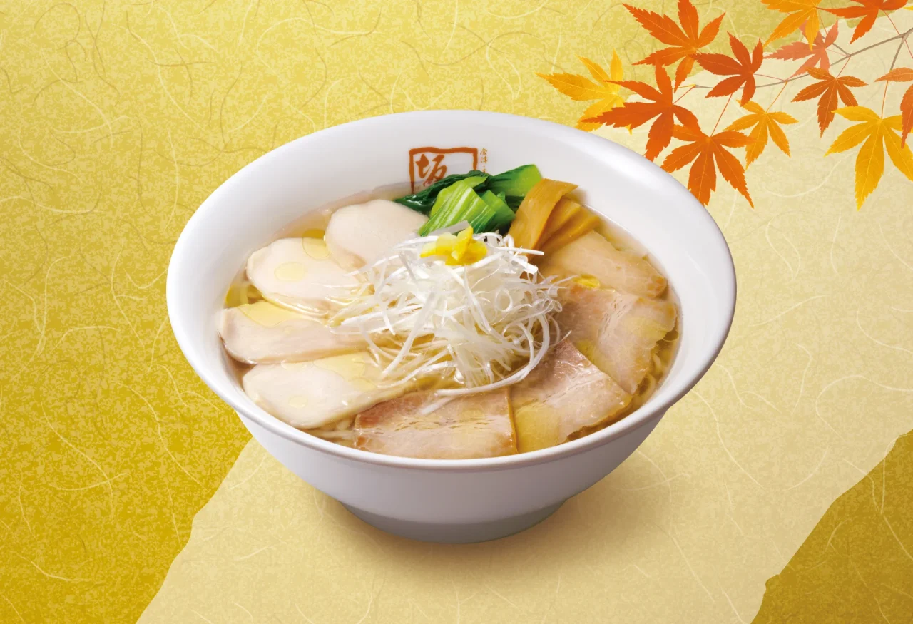 焼豚淡麗鶏塩らーめんの白碗。鶏チャーシューと特製焼豚が並ぶ