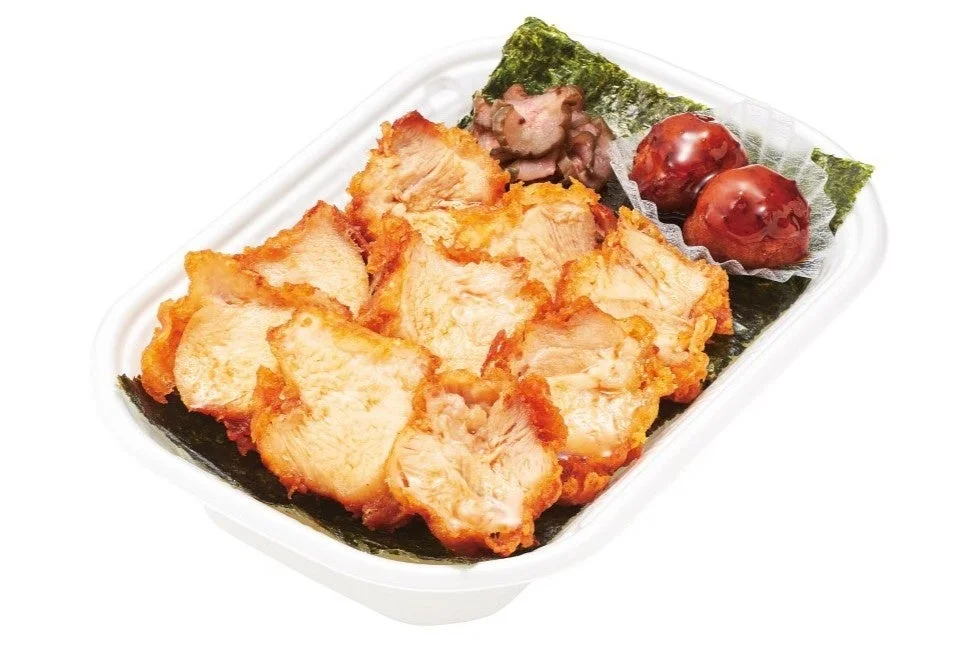 とりめし。スライス唐揚と甘辛いたれが載ったお弁当