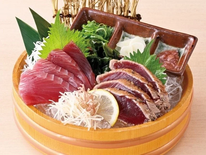 木製容器に盛り付けられた鰹二種食べ比べの刺身