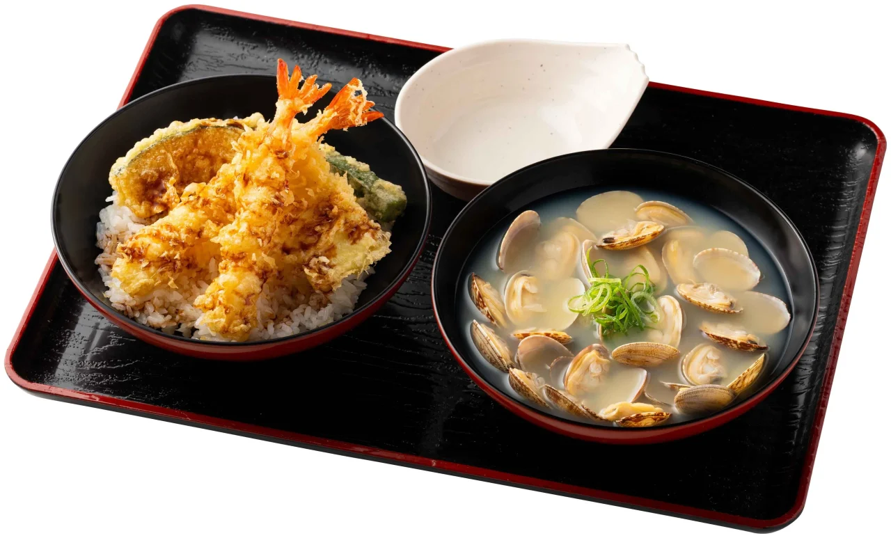 海老天丼貝汁セット。海老天丼と貝汁が黒いトレイに盛り付けられている