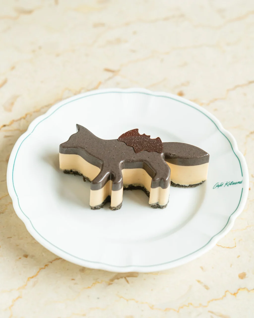 キツネケーキ「黒ごまアールグレイ」のキツネ型ケーキとコウモリ型チョコレート