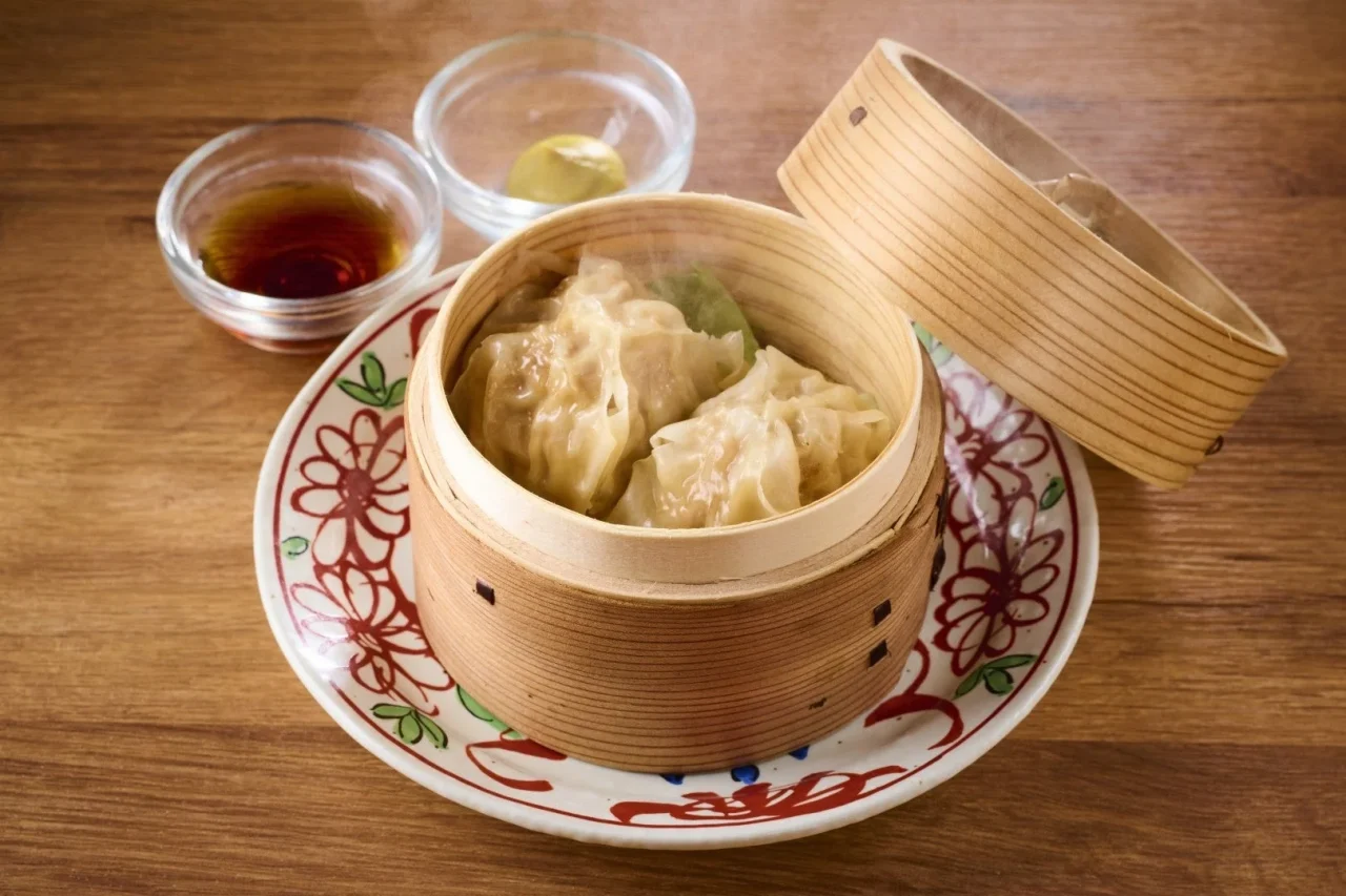 自家製焼売。竹籠に入った蒸し焼売と、醤油・わさびの小皿
