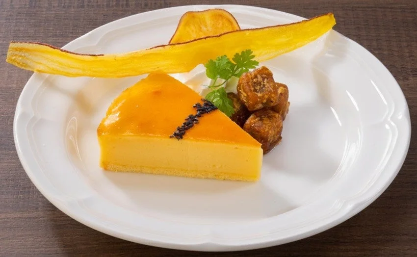 なめらかお芋のチーズケーキの断面と添え物