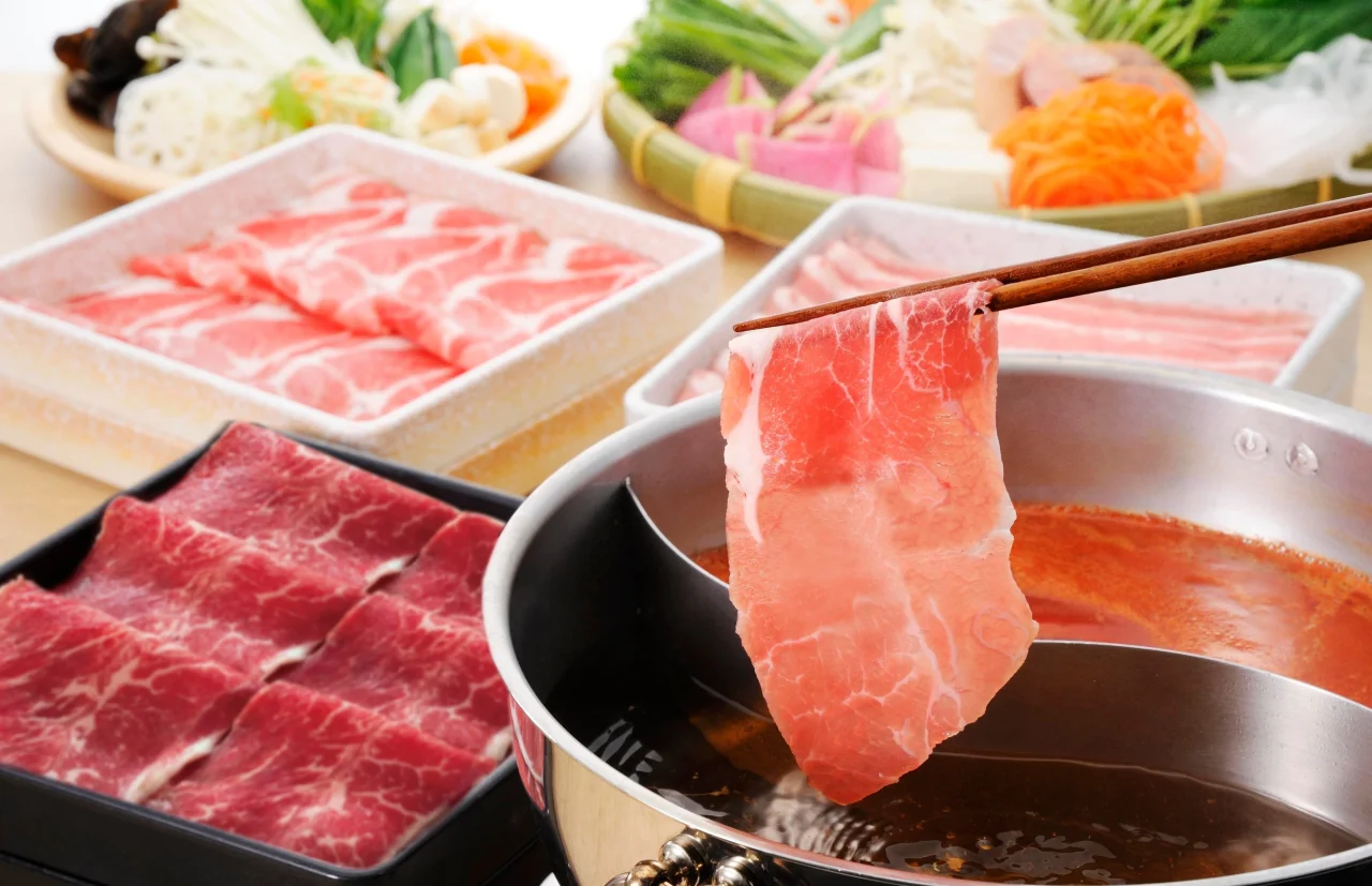 牛＆豚 しゃぶしゃぶ食べ放題コースの鍋と肉類