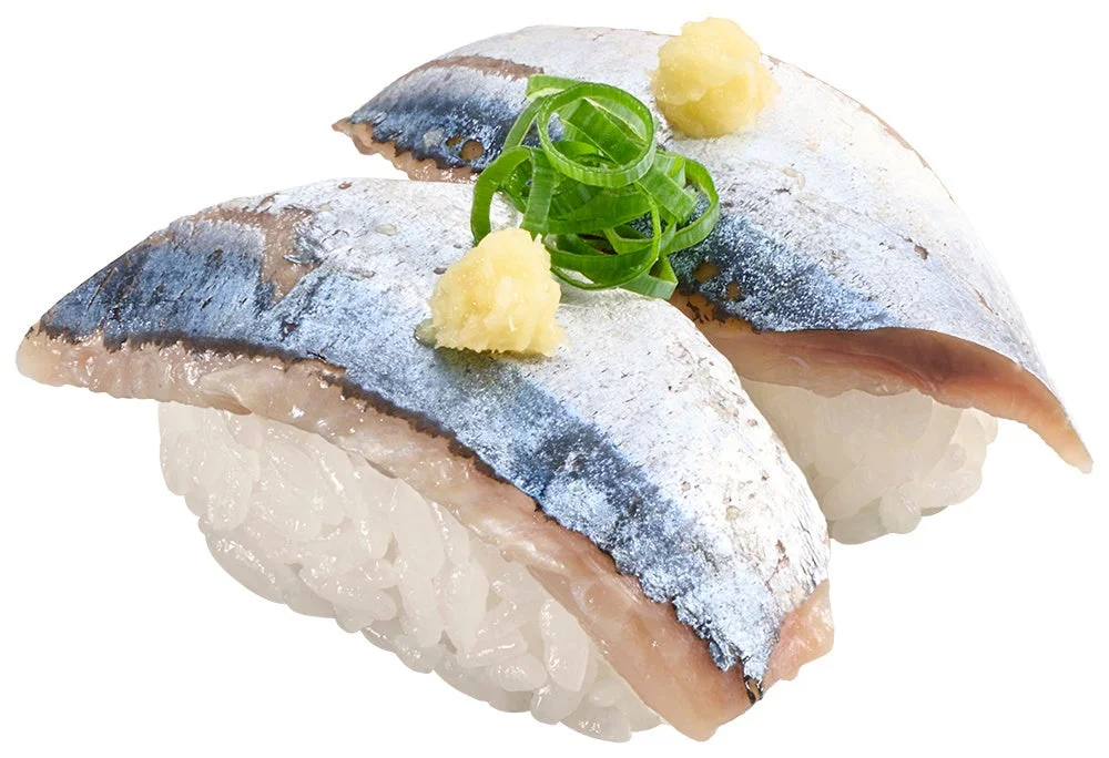 銀色の皮を持つ魚の握り寿司2貫に、薬味を添えた写真