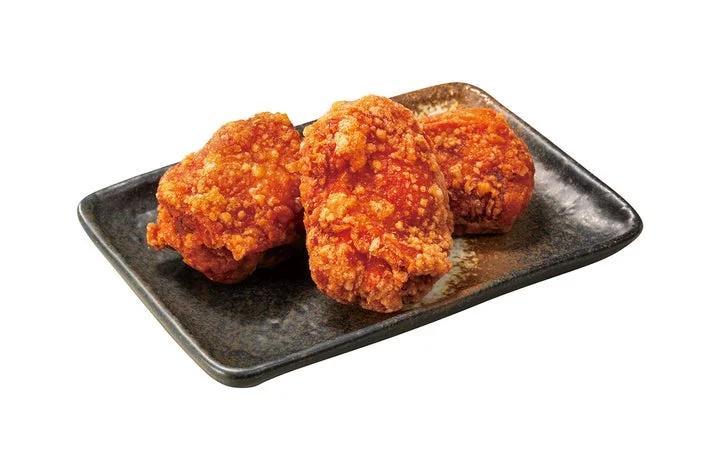 皿に盛られた旨辛にんにくからあげ1個