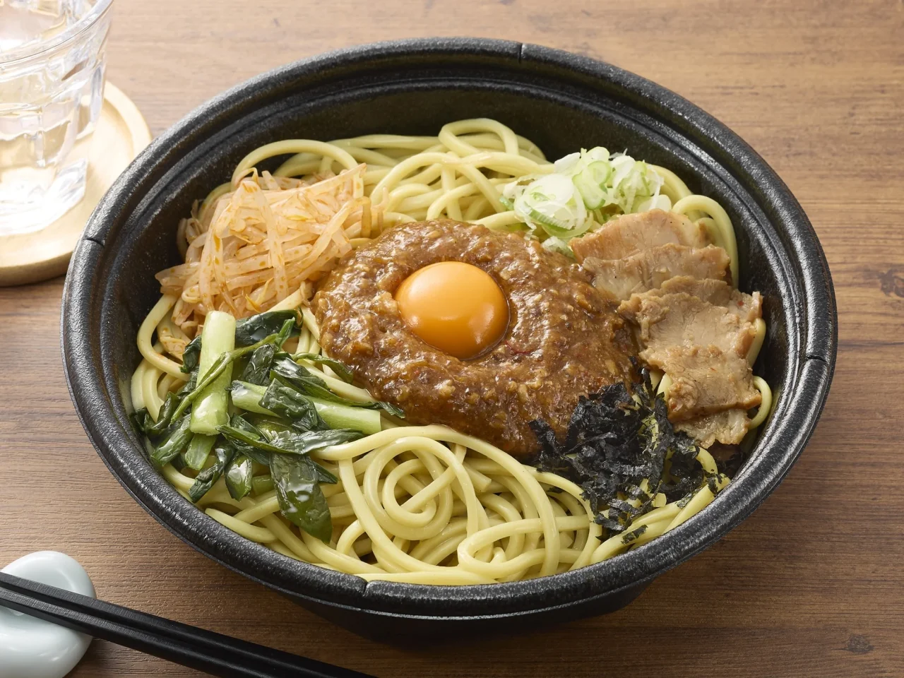 旨辛！台湾まぜそばの麺と具材が写るイメージ画像