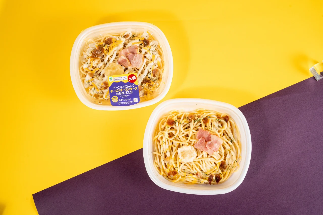 ドーン!とにんにく チーズ×チーズ×チーズ カルボパスタの容器と盛り付け