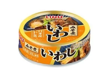 いなば食品「いわし みそ煮」の円形缶。オレンジ色のラベルに商品名と魚の画像が印刷されています。
