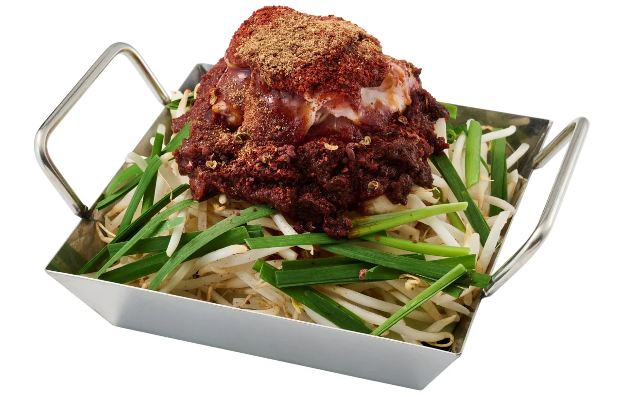 麻辣ちりとり鍋。金属製容器に野菜と赤いスパイスを載せた料理