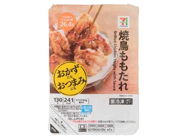 セブンプレミアム 焼鳥ももたれの袋入りパッケージと、串刺しにした焼き鳥の盛り付け画像