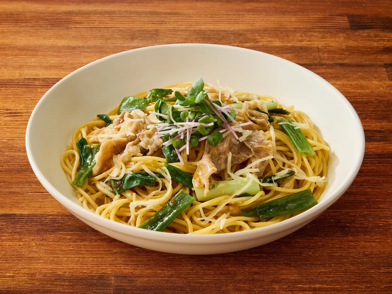 豚しゃぶと九条ねぎの生姜醤油。豚肉と九条ねぎをトッピングした和風パスタ