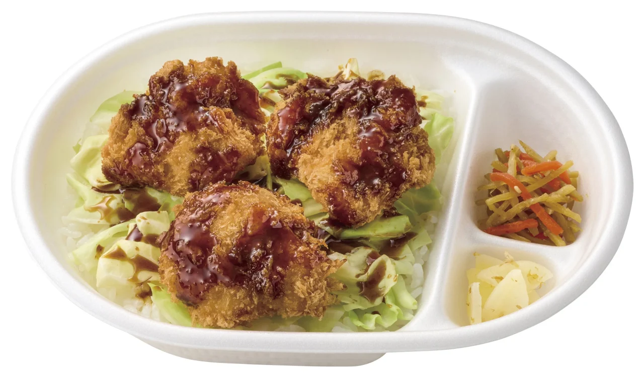 とりかつ得弁ランチ。ソースをかけた唐揚げと副菜が詰まった弁当