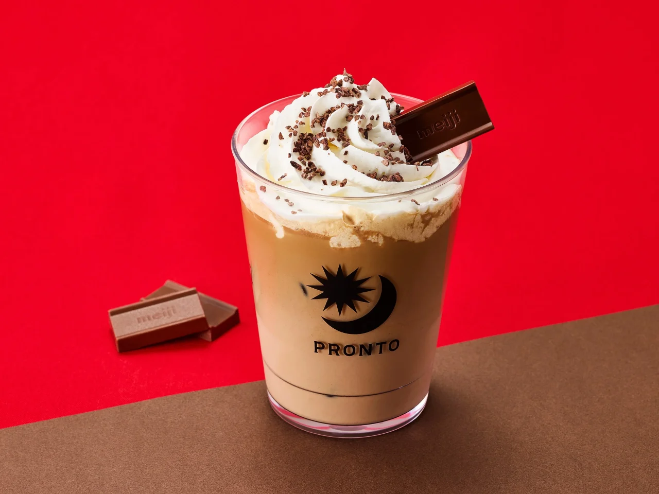 meijiアイスチョコレートラテ。ホイップクリームと明治ミルクチョコレートをトッピングしたドリンク