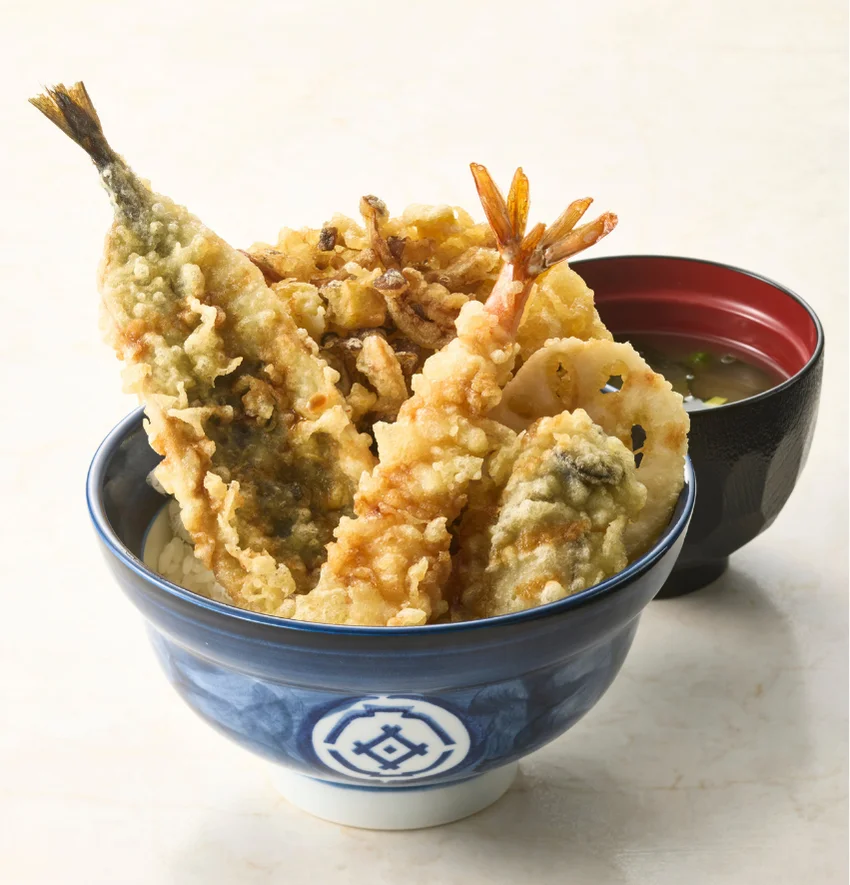 牡蠣と秋刀魚の秋味天丼の天ぷら盛り合わせとみそ汁