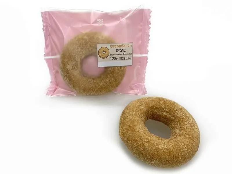 きなこをまぶしたドーナツと、ピンクの個包装に入った同商品
