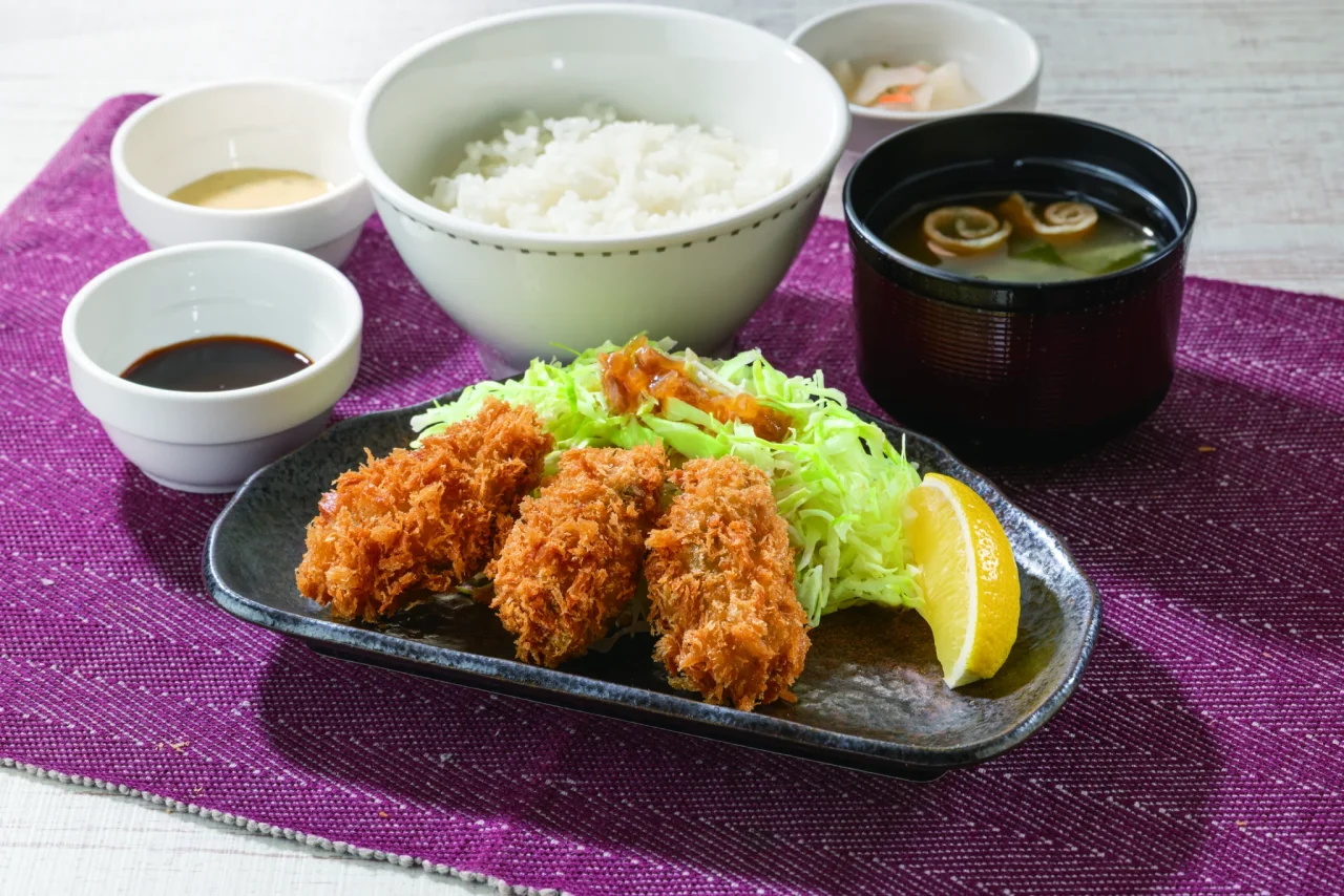 カキフライ和膳［3個］。ご飯・味噌汁・漬物・ソース付きの和食定食