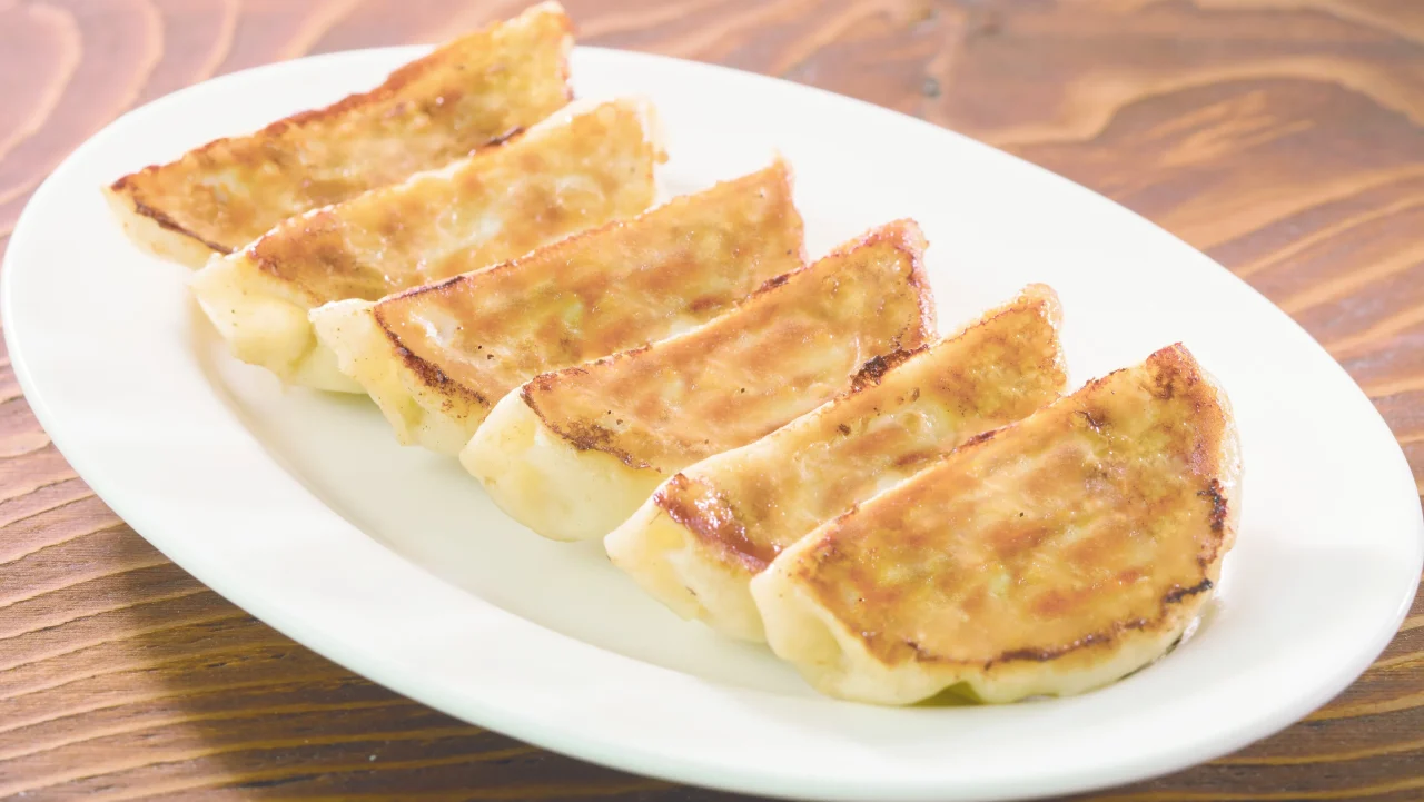 バーミヤンの本格焼餃子(6コ)が並んだ白い皿