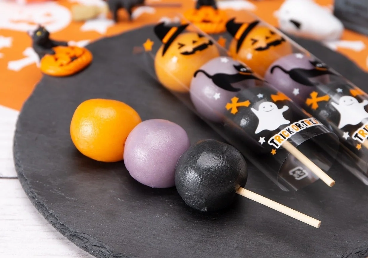 ハロウィン3色団子。オレンジ・紫・黒の3色団子と、ジャック・オ・ランタンや猫・おばけのイラスト入ピック付き団子。