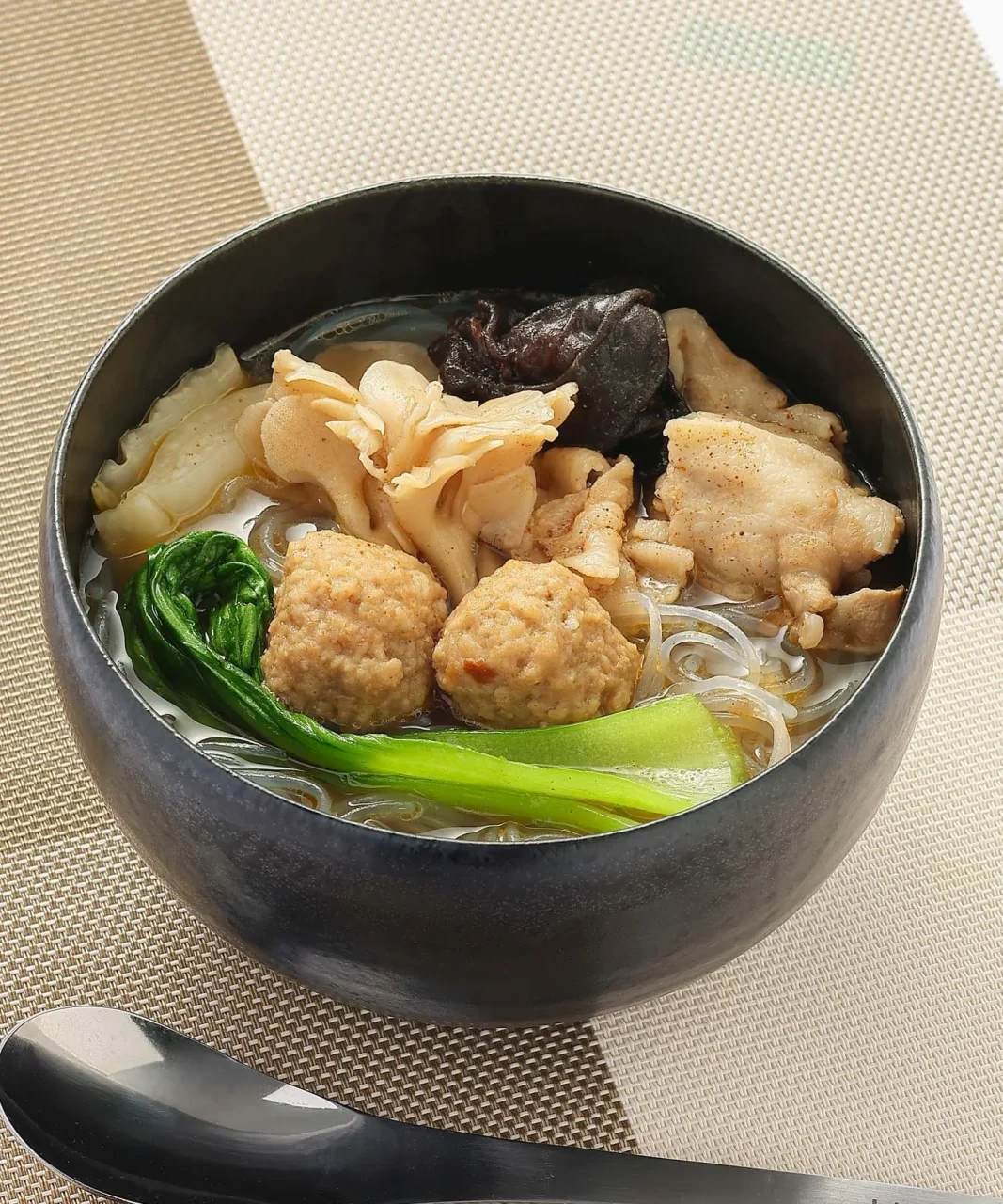 麻辣湯の素で作ったスープに具材を入れた完成品