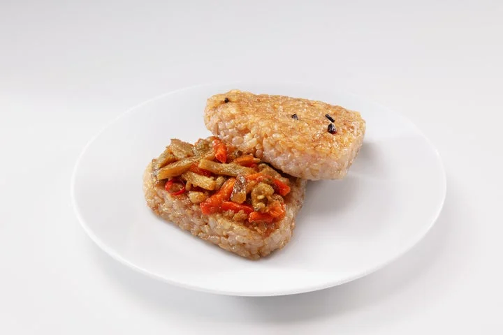 皿に盛り付けられた「モスデリ 焼きおにバーガー 鶏きんぴら」