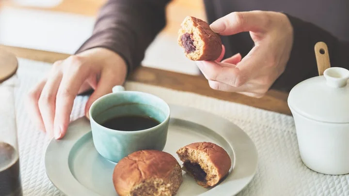 ちぎったBASE BREADこしあんの断面とコーヒー