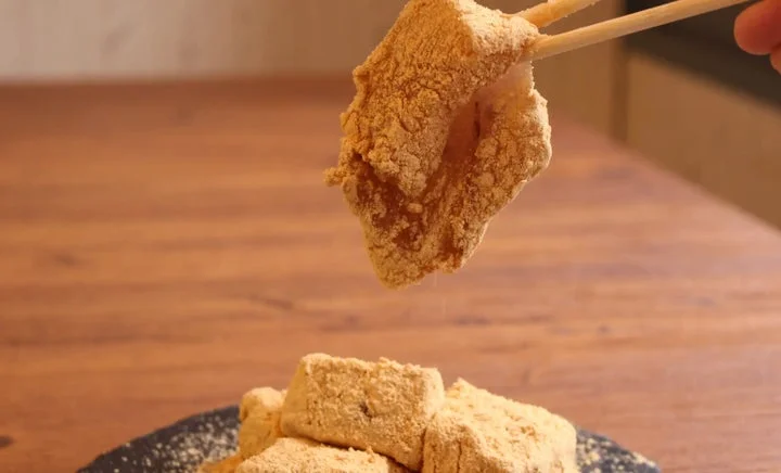 箸で持ち上げられた生わらびもち