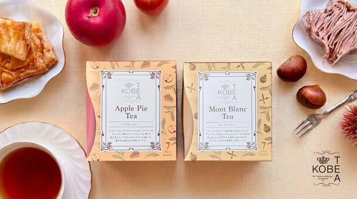 2種類の紅茶パッケージと秋の食材やカトラリーの配置