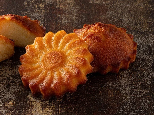 お花型の焼き菓子である焦がしバター香るフィナンシェ