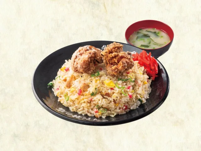 唐揚げがのった「唐揚げチャーハン」と味噌汁。