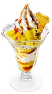 ソフトクリーム、おさつチップス、さつまいもペーストが乗ったお芋のパフェ