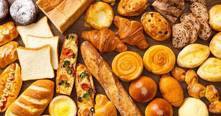 多種類のパンが並べられた様子