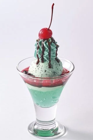グラスに入ったミニサイズのチョコミントパルフェ