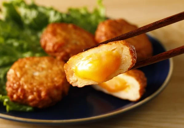 箸で割った中からソースが出る月見つくね