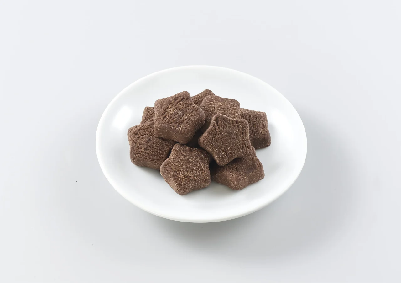 白い皿に盛られたオトナのチョコビ ショコラ味