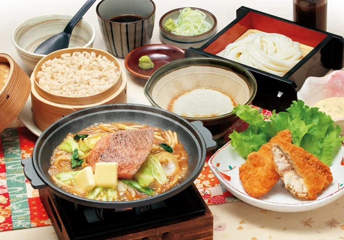 サーモンのちゃんちゃん焼き、うどん、ほっけフライ等の御膳。