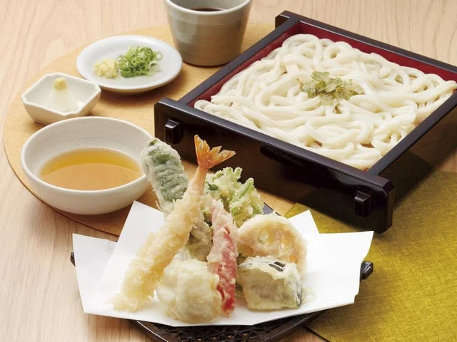 四国うまいもん天ざる。天ぷらの盛り合わせとざるうどんがセットになった料理。