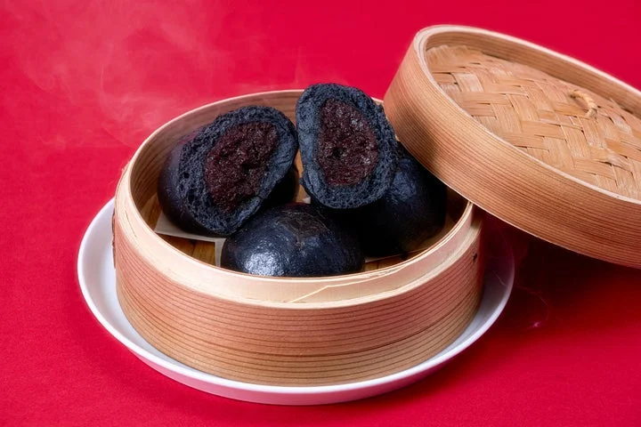 蒸籠に入った黒色のチョコレート饅（断面）