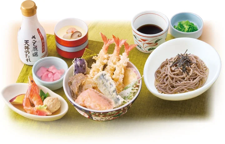 天丼とそば、小鉢がセットになった秋の味覚天丼御膳。