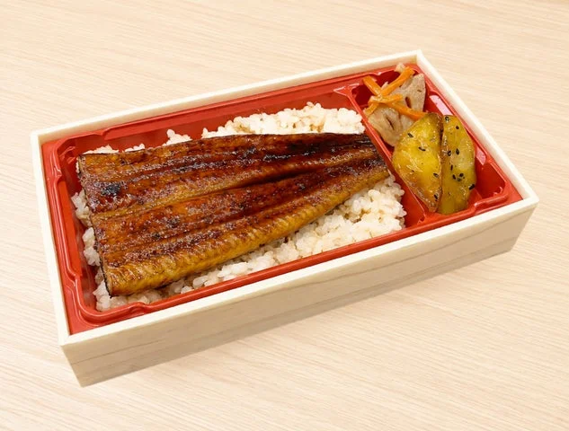 秋香るうなぎと鮭弁当の容器に入った状態