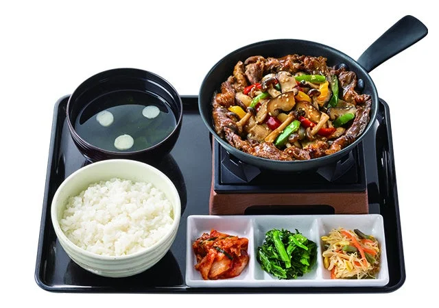 鉄板に乗ったプルコギ牛かるびとご飯、副菜、スープの定食セット