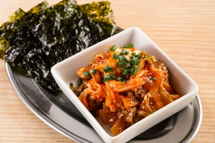 小鉢に入った和牛キムチと韓国海苔