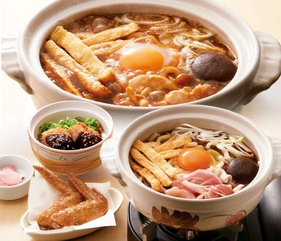 味噌煮込みうどんと丼、手羽先唐揚げがセットになった味噌煮込みうどんセット